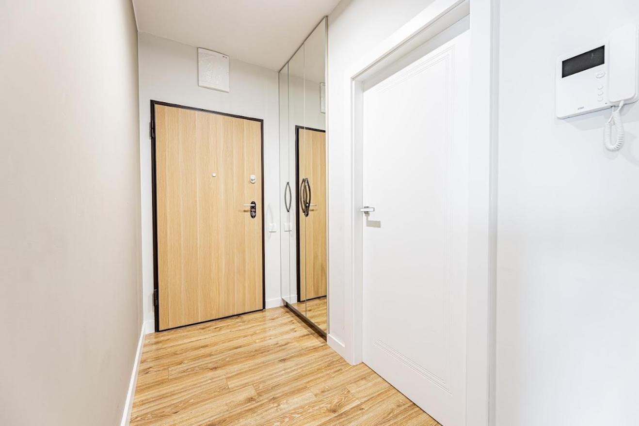 Fajny Apartament Z Parkingiem, Obok Metra. Βαρσοβία Εξωτερικό φωτογραφία